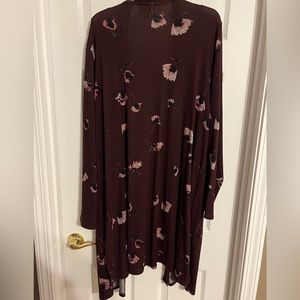 Maurices 2X burgundy duster with floral detail